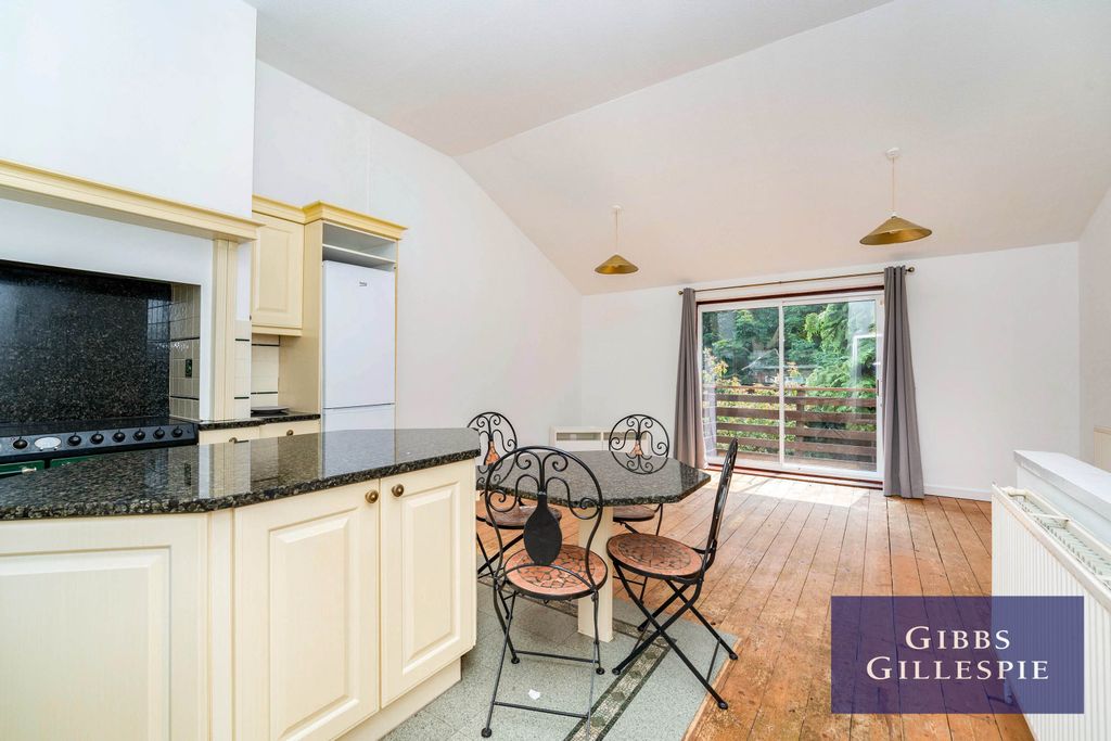 Property photo 3 of 10 4