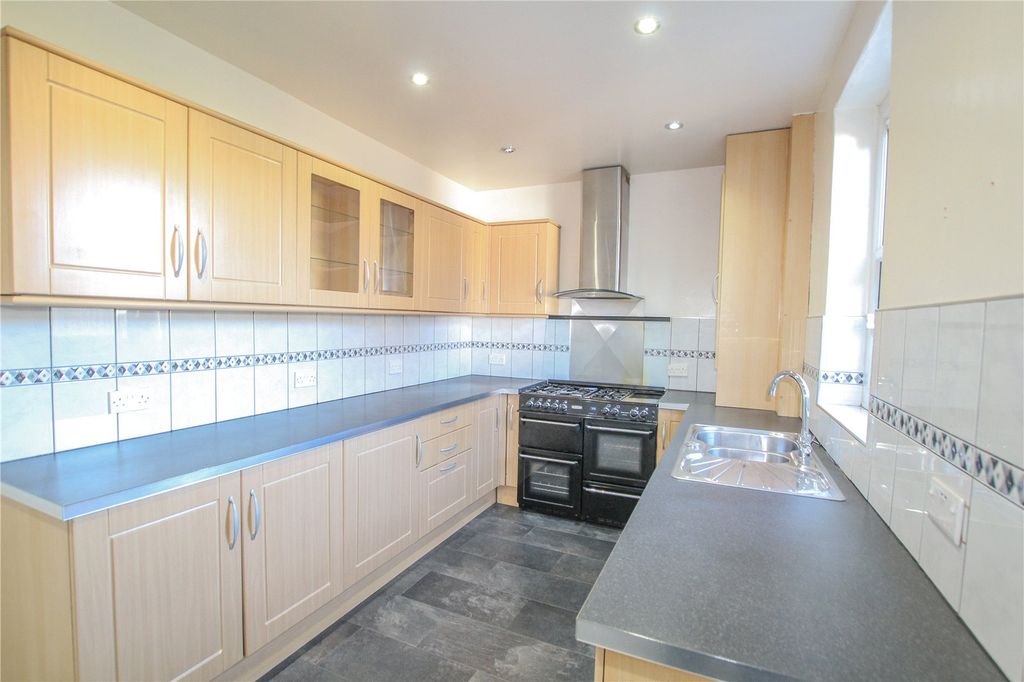 Property photo 3 of 19 Kitchen