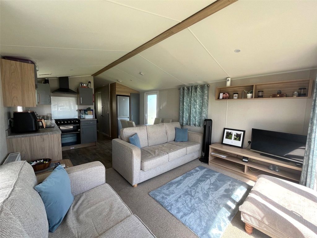 Property photo 3 of 13 Lounge