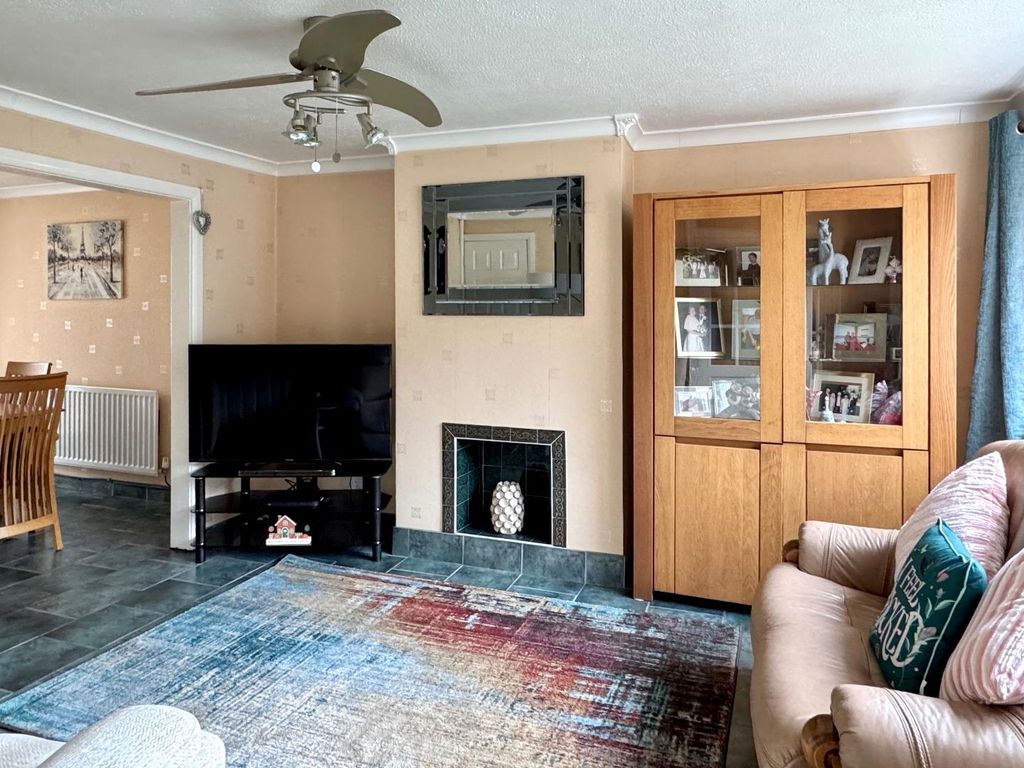 Property photo 3 of 18 Lounge