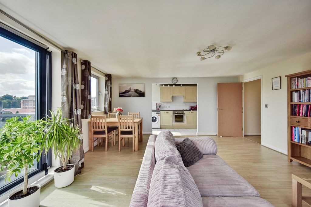 Property photo 1 of 17 Lounge