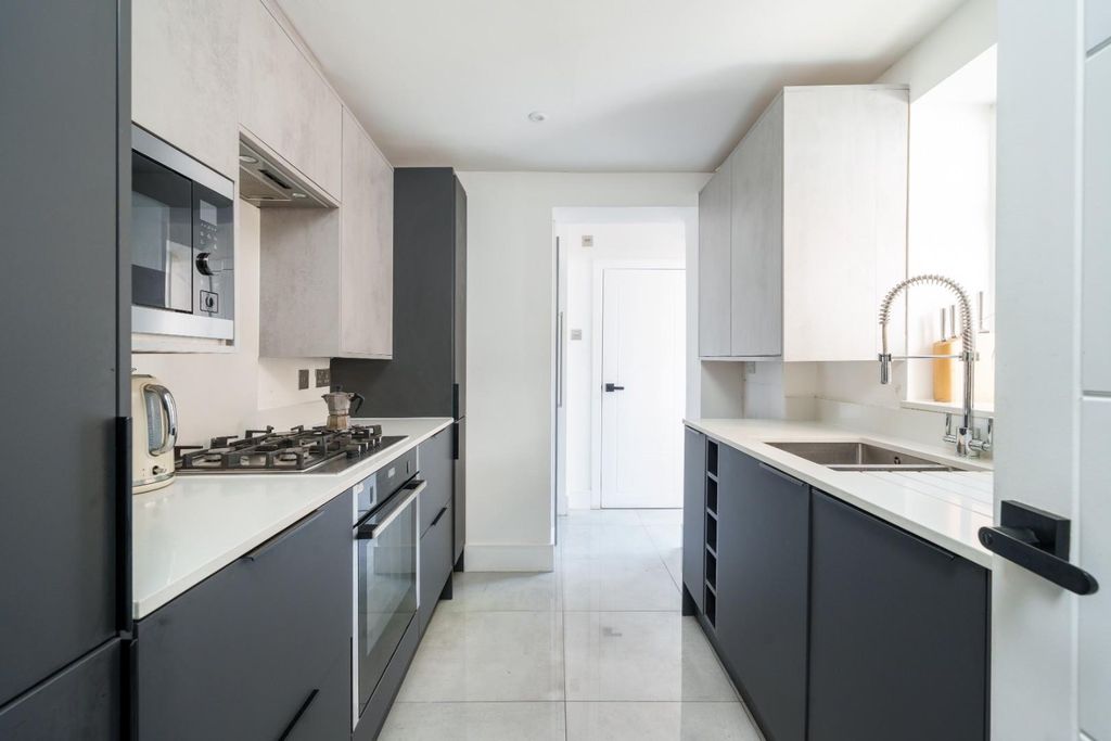 Property photo 2 of 10 Graces Road 35A (06 Of 14).Jpg