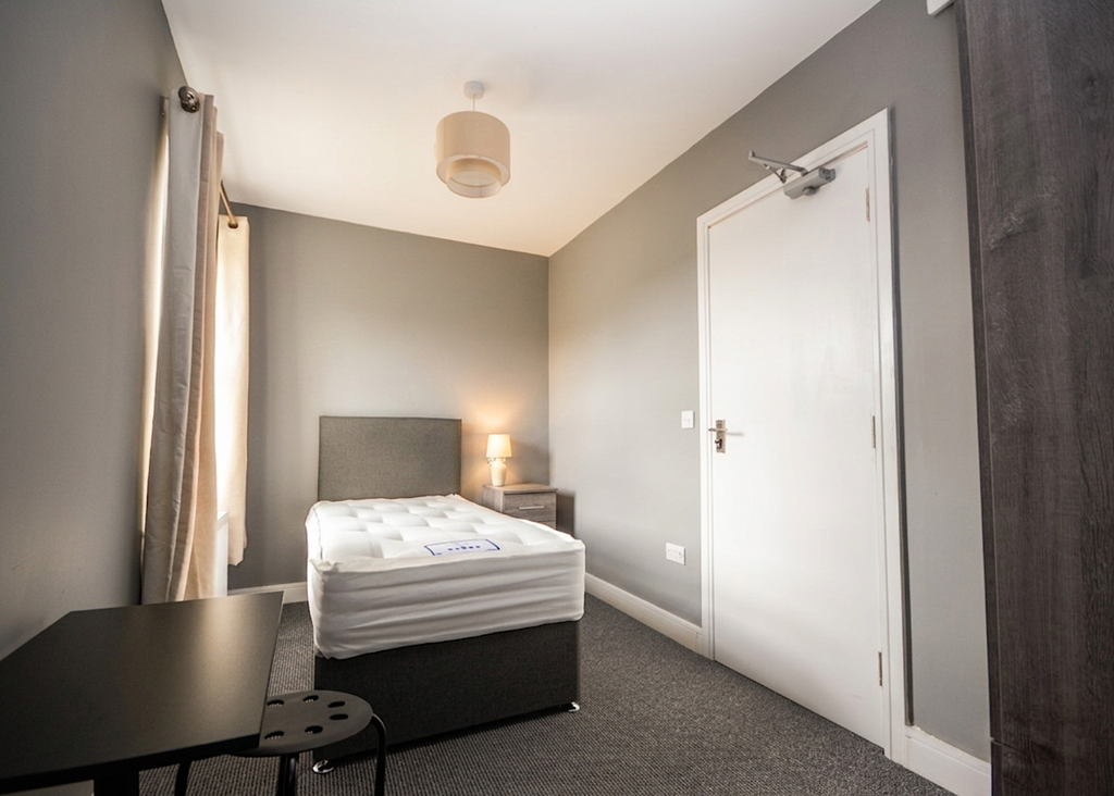 Property photo 1 of 8 Bury Old Road, Prestwich, M25