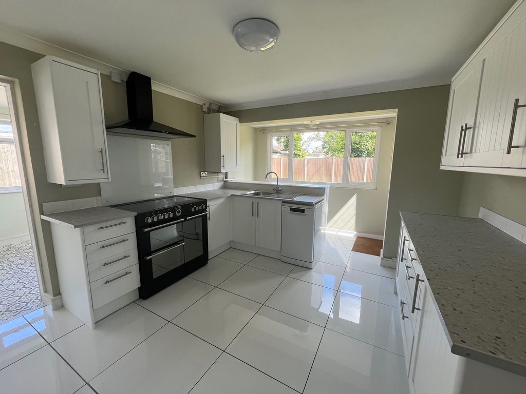 Property photo 3 of 11 Kitchen