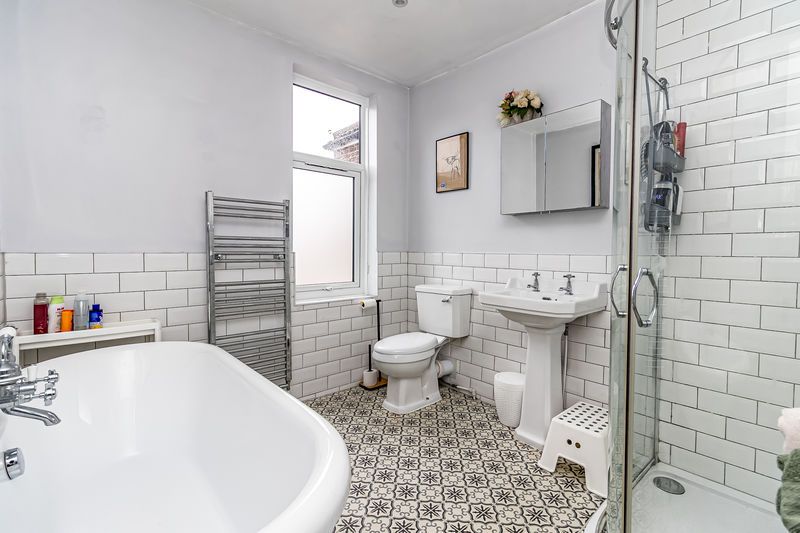 Property photo 3 of 17 .