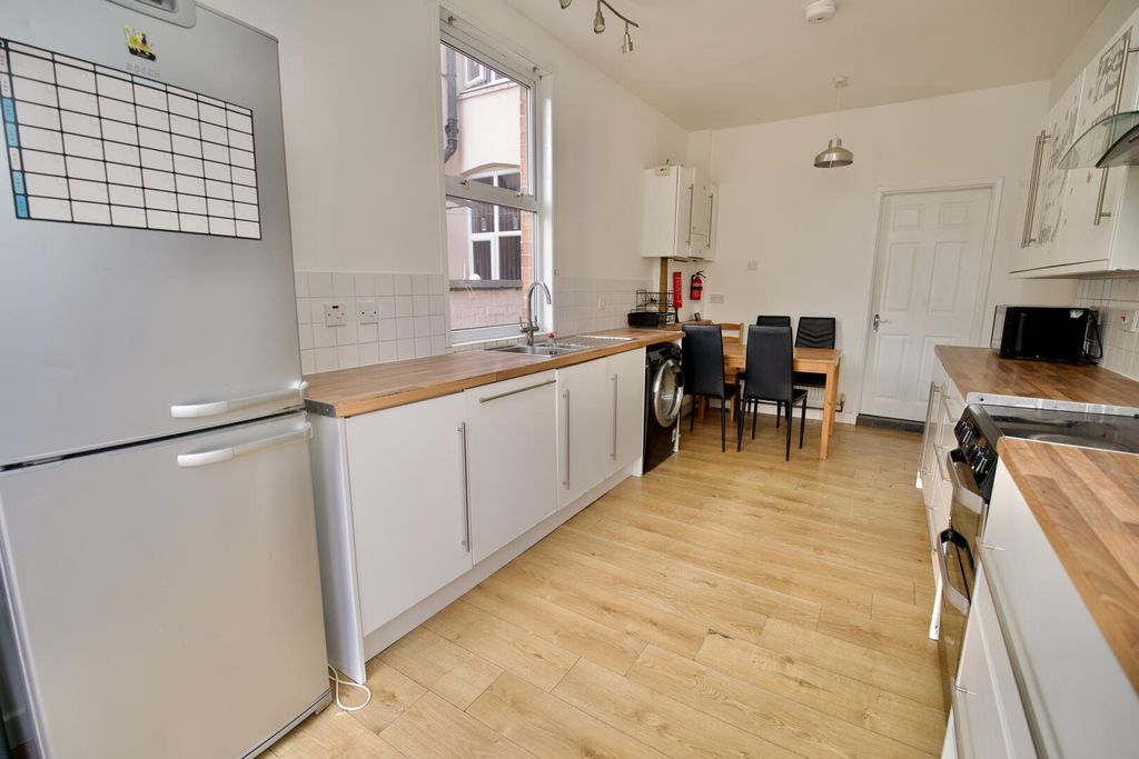Property photo 3 of 11 Kitchen