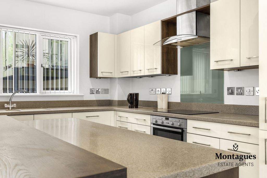 Additional image 7 of 2 bed flat for saleCentre Drive, Epping CM16