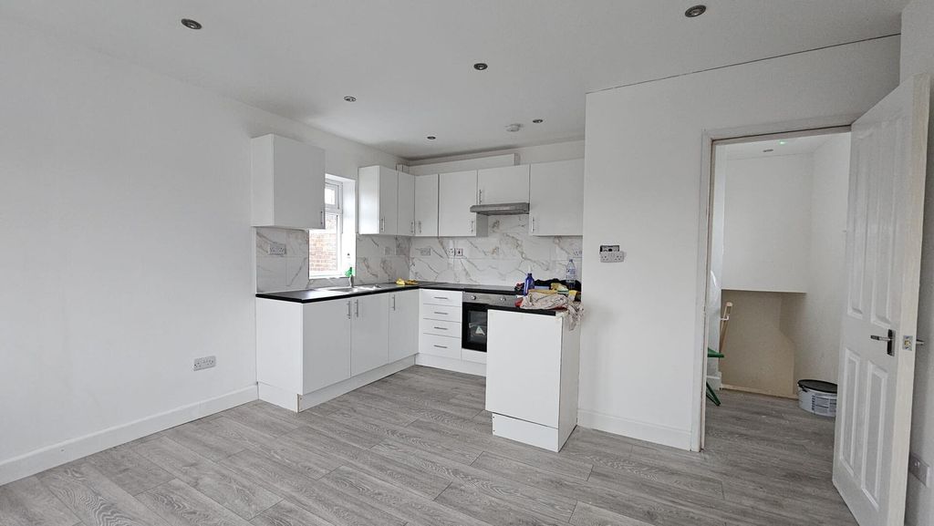 Property photo 2 of 10 Kitchen