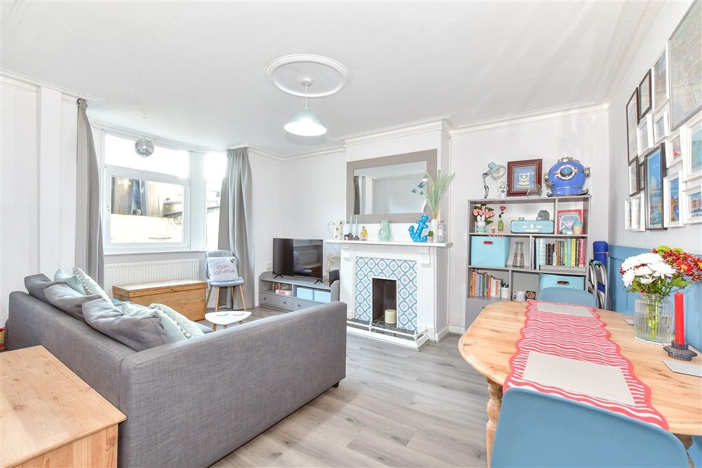 Property photo 3 of 7 Lounge