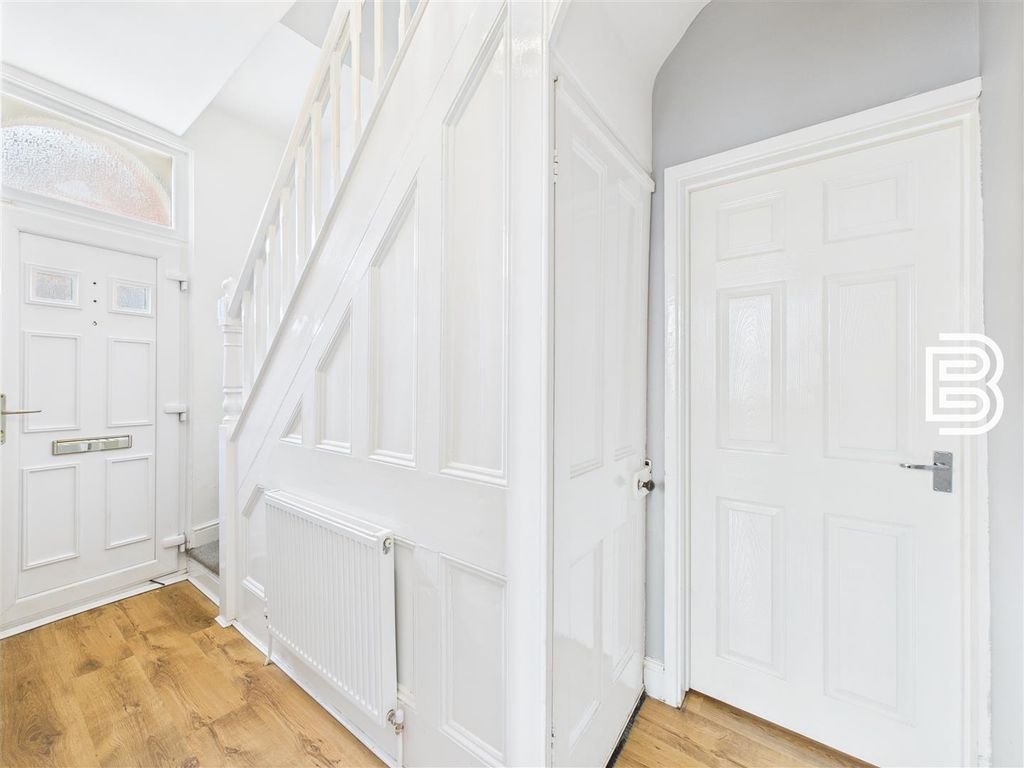 Property photo 3 of 15 Entrance Hall.Jpg
