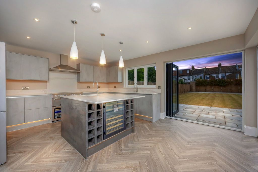 Property photo 2 of 23