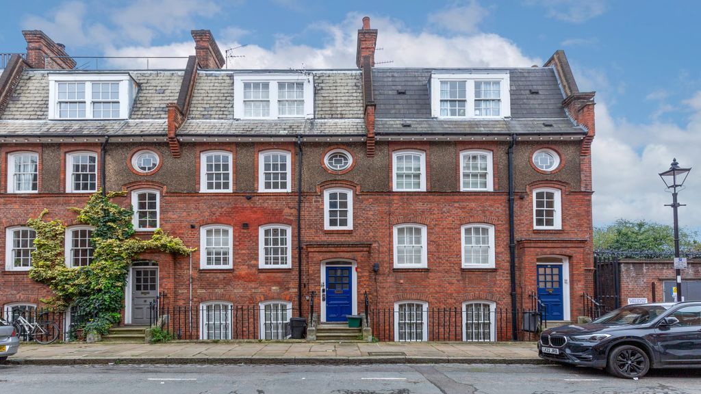 Property photo 1 of 15 Flat B, 22 Pleasant Place, Islington, London, N1 2Bz