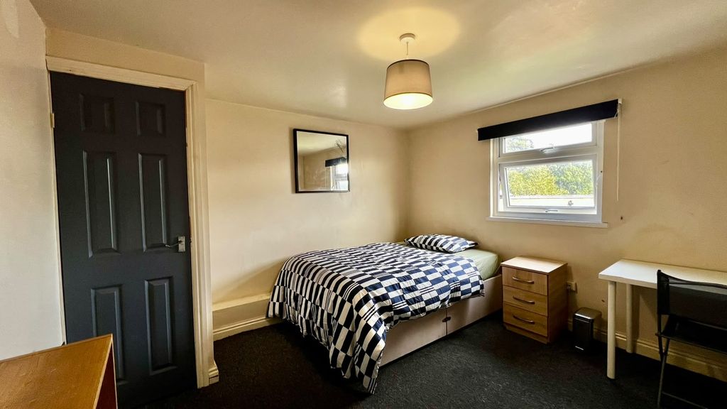 Property photo 1 of 7 Room 4