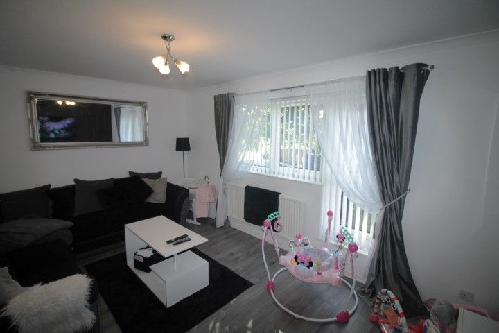 Property photo 3 of 7 Lounge 1