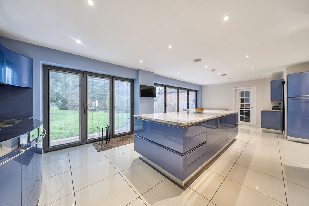 Property photo 3 of 20 1400571-12-696E40...