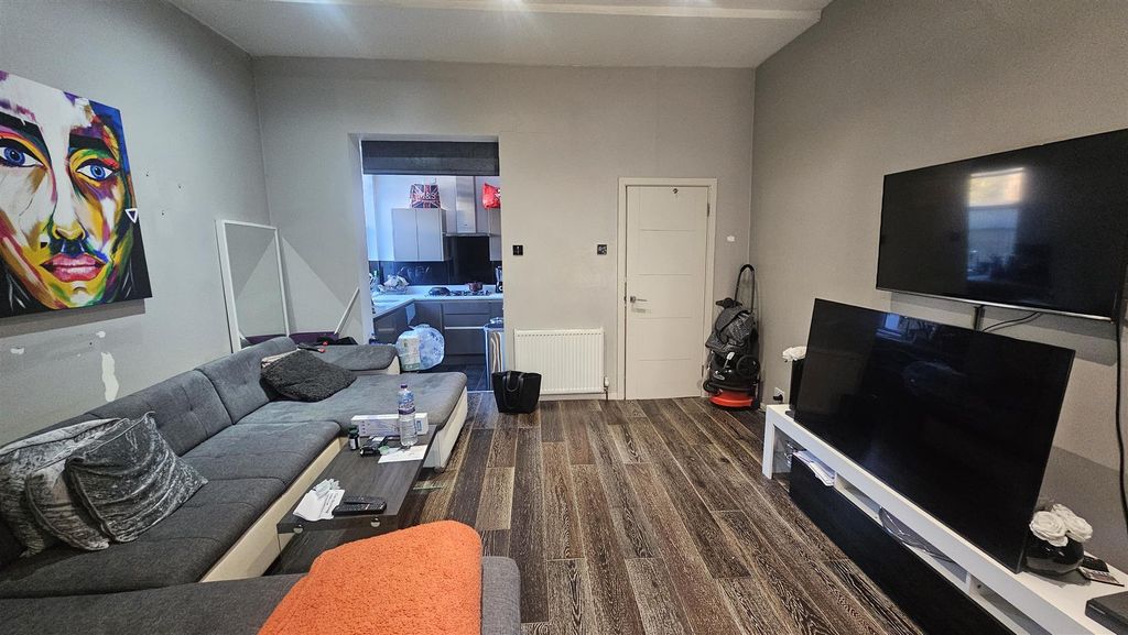 Property photo 2 of 7 Living Room