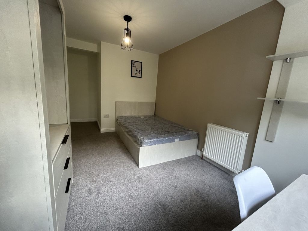 Property photo 3 of 15 A Spacious And Tidy Double Bedroom, Perfect For Co...