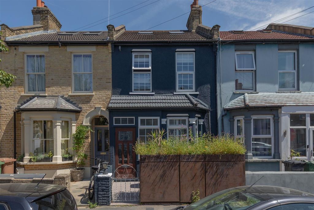 Property photo 1 of 43 Farmer Road, E10