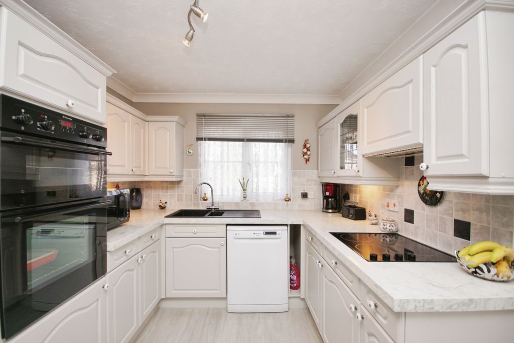 Property photo 3 of 20 Kitchen