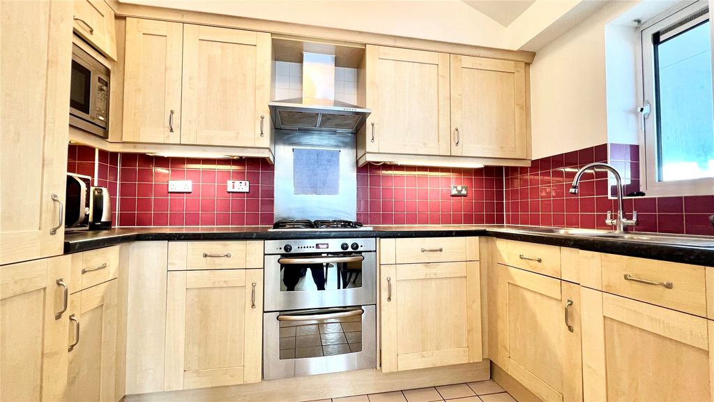 Property photo 3 of 8 Kitchen