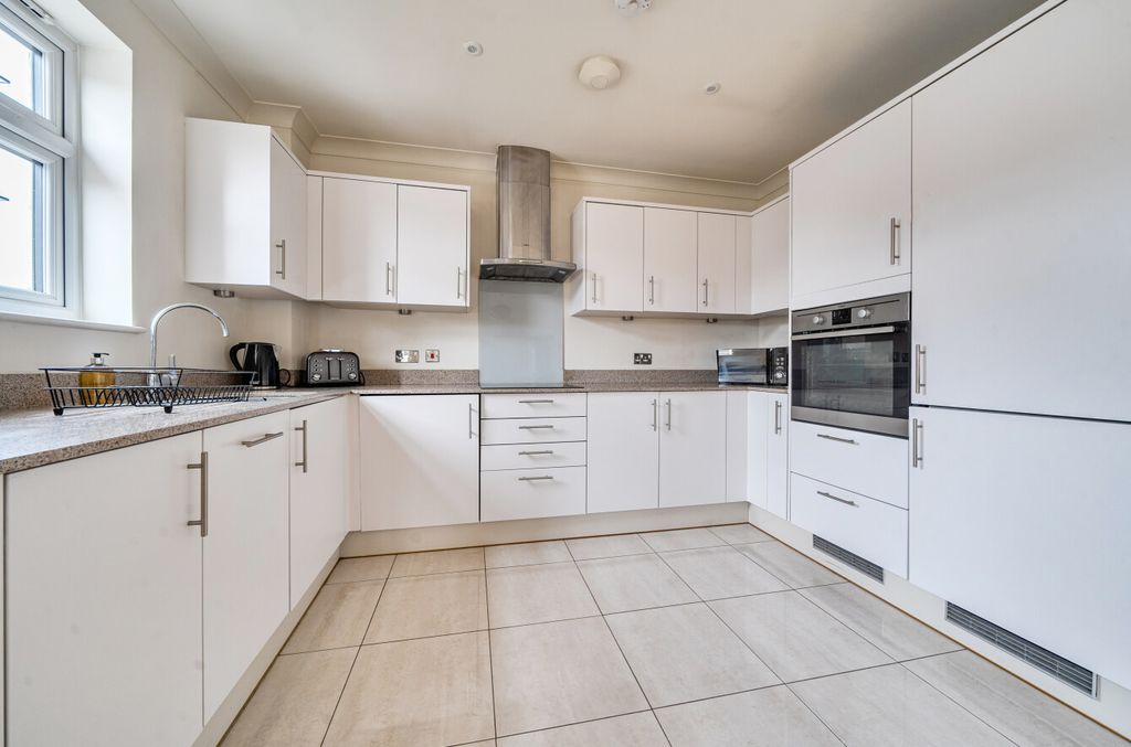 Property photo 2 of 14 1418967-11-699c3E...