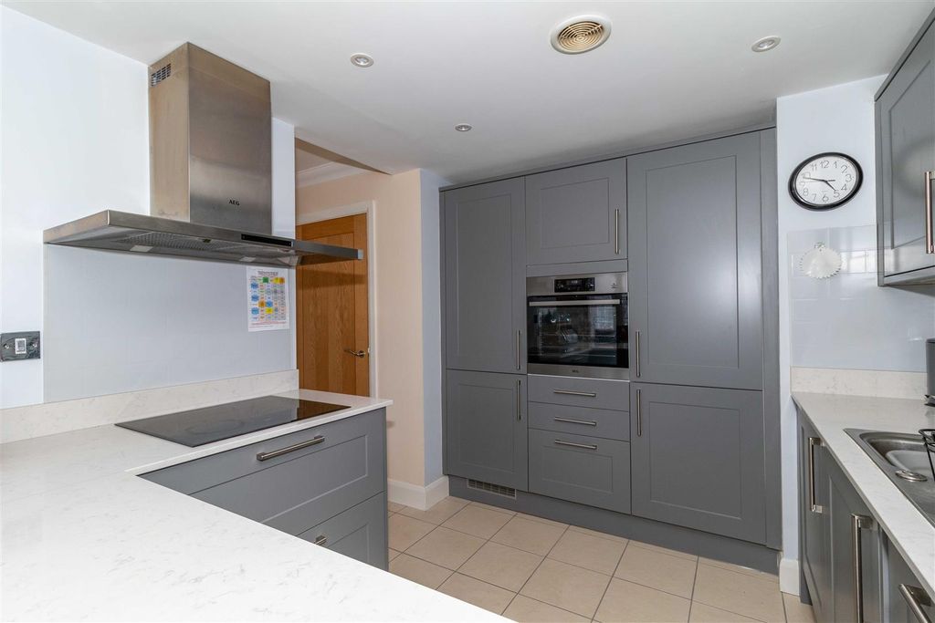 Property photo 3 of 20 Warnes-14.Jpg