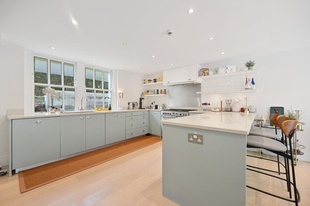Property photo 3 of 12 Rcfbl- Cambridge Grove - Kitchen 3 (1).Jpg