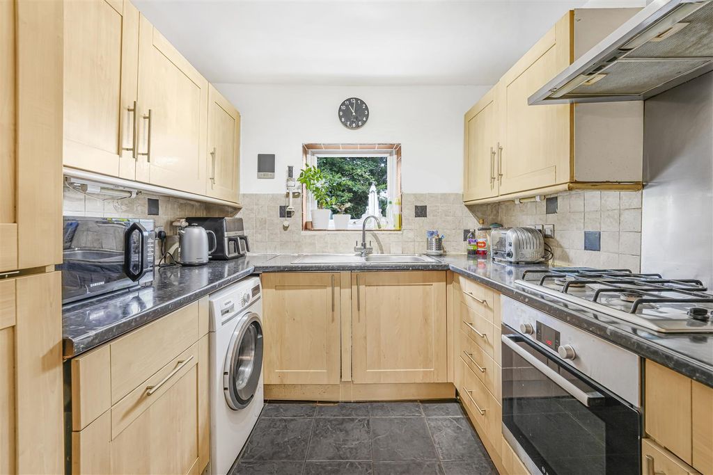 Property photo 3 of 11 Kitchen