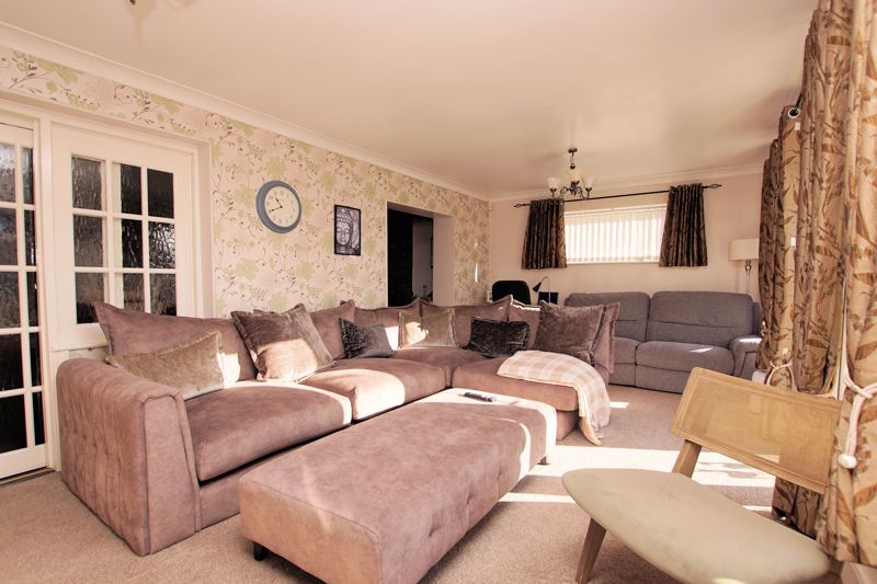 Property photo 2 of 18 Lounge