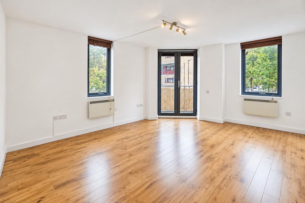 Property photo 2 of 20 Flat 4 Murray Grove C1D8.Png