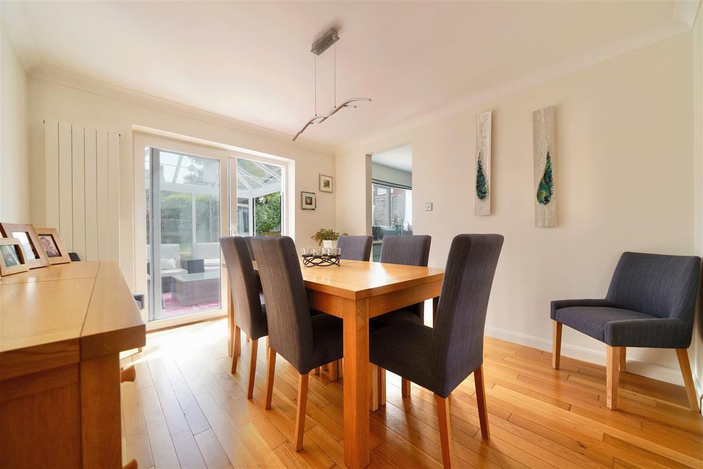 Property photo 2 of 18 Dining Room Facing Conservatory And Garden.Png