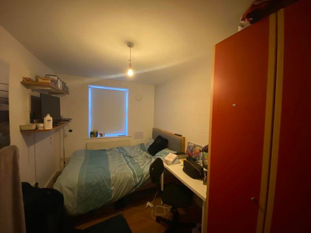 Property photo 3 of 7 A Cozy Double Bedroom With Ample Space For A Desk ...