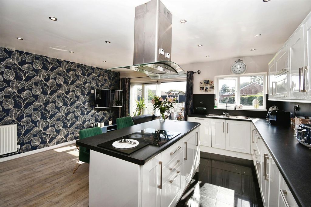 Property photo 2 of 20 Kitchen / Diner