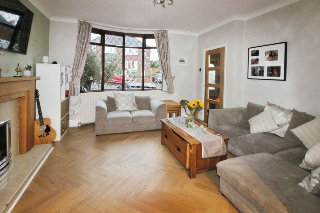 Property photo 2 of 14 Lounge