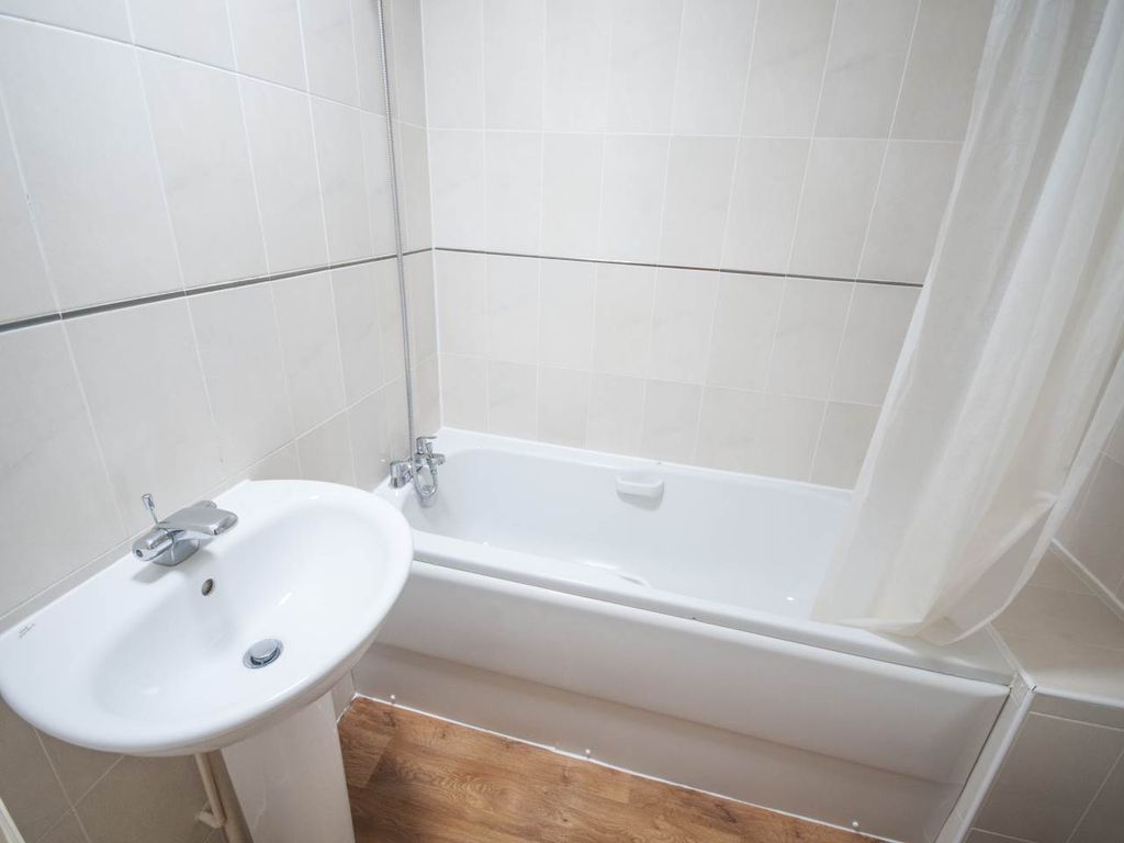 Property photo 2 of 8 Bathroom