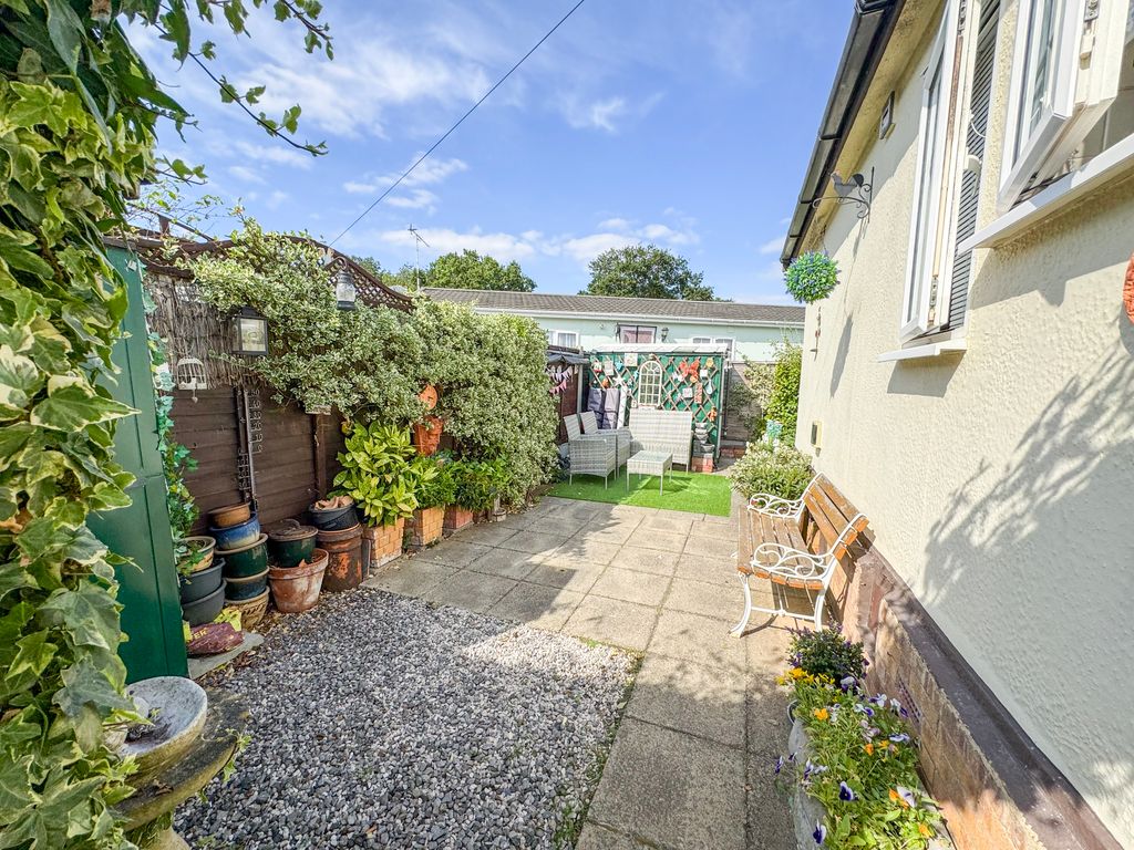 Property photo 3 of 17 Garden Side
