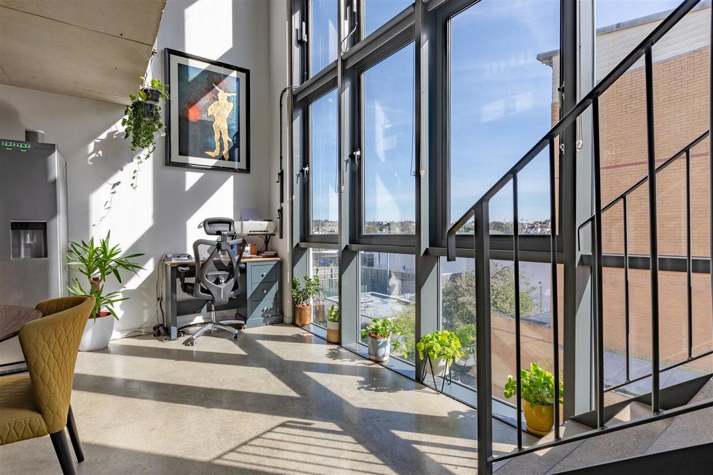 Property photo 2 of 11 Double Height Atrium