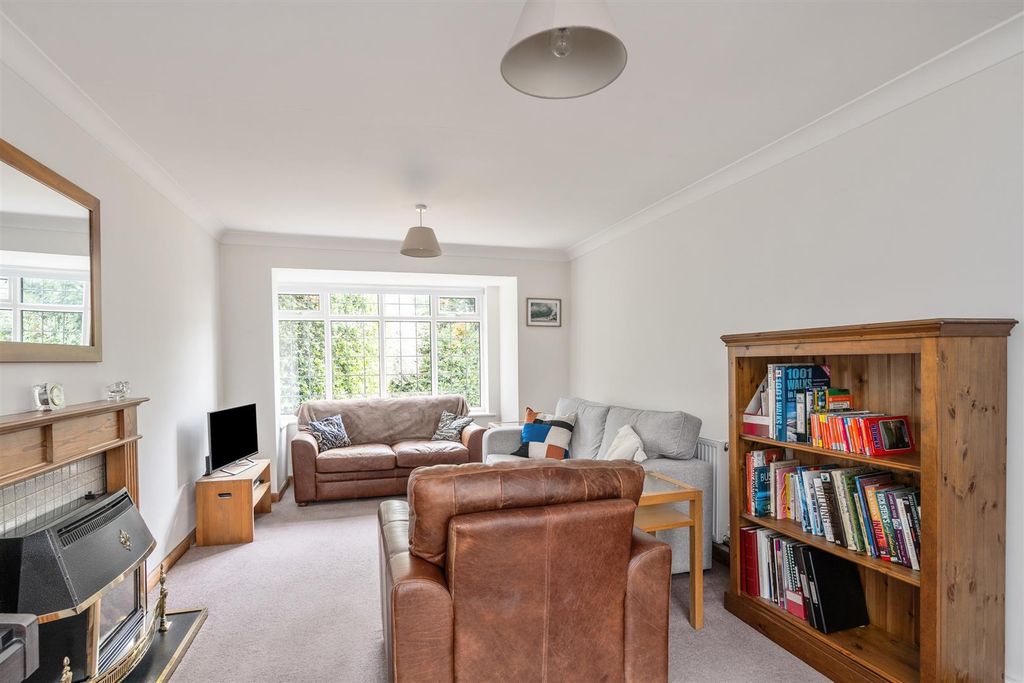 Property photo 3 of 13 20 Abbotts Close_8.Jpg