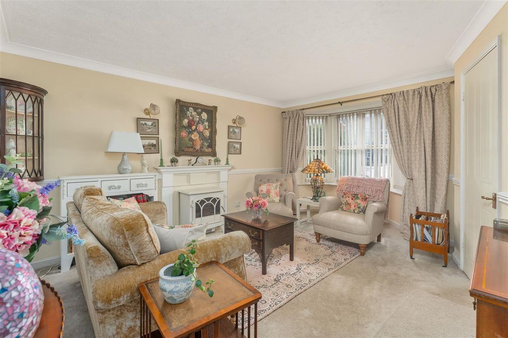Property photo 2 of 16 57 Delapre Drive, Banbury-4.Jpg