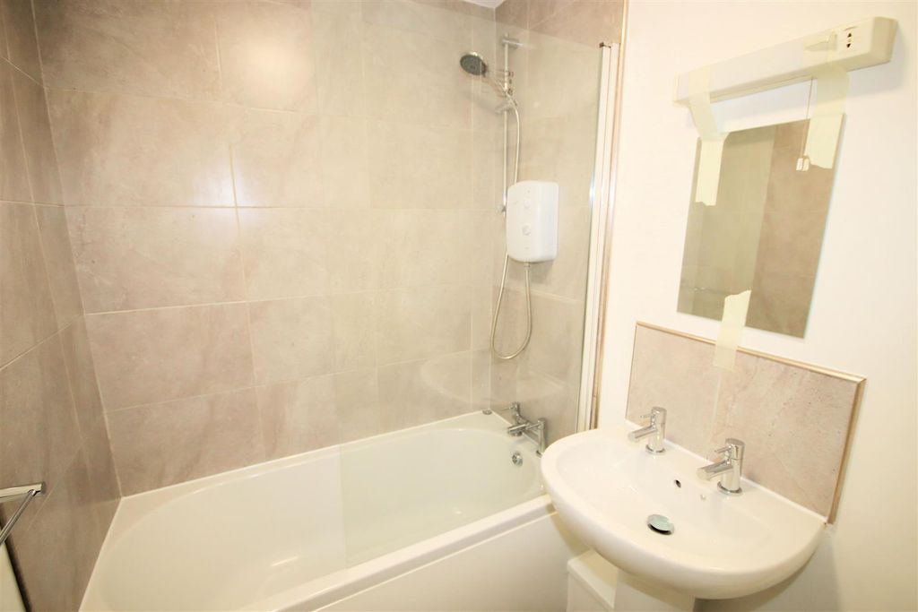 Property photo 3 of 10 Bathroom