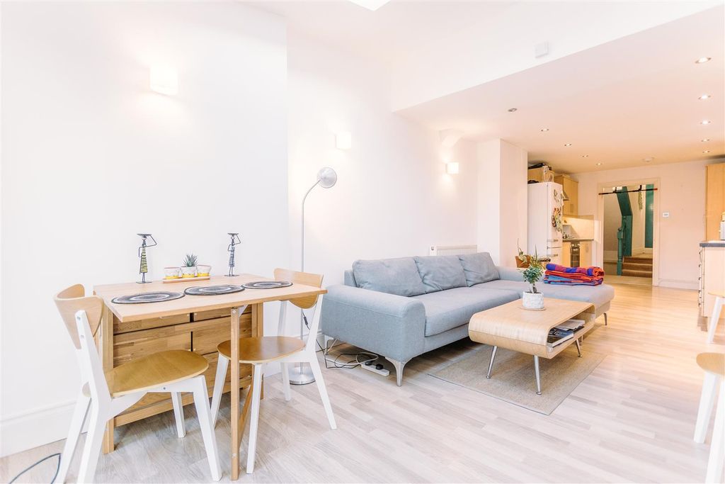 Property photo 3 of 23 Oo_Stapleton Hall Road_Daviesdavies_17.Jpg