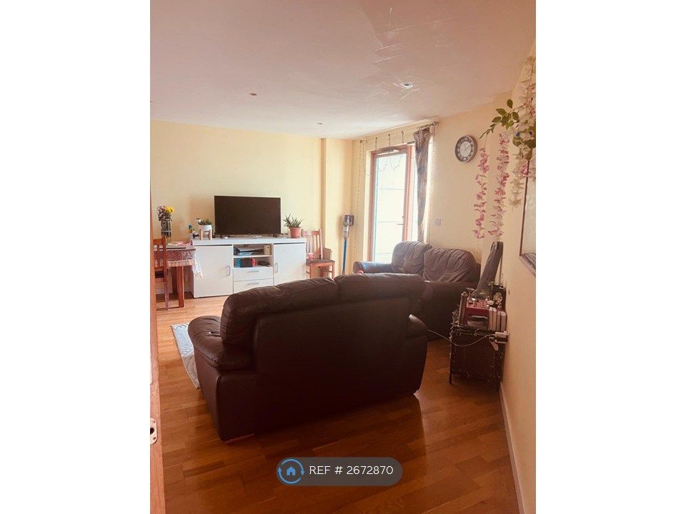 Property photo 1 of 9 Spacious Living Room