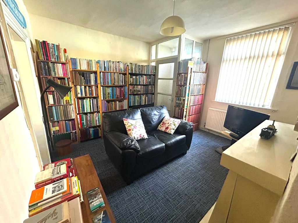 Property photo 2 of 11 Lounge