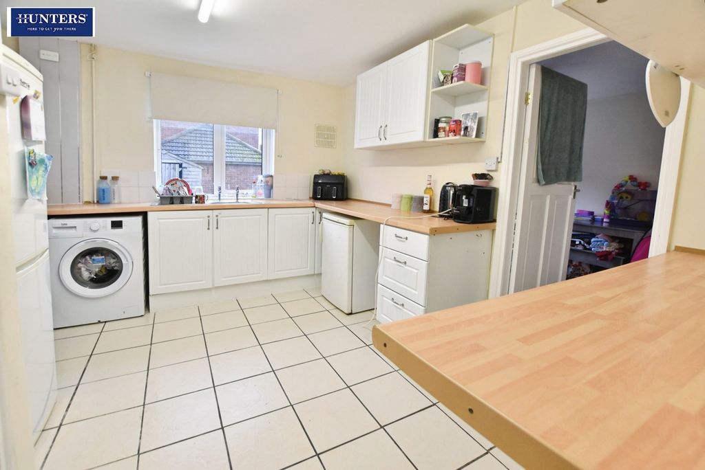 Property photo 2 of 9 Kitchen