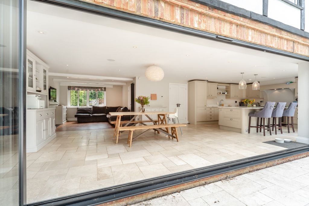 Property photo 2 of 25 8560968-Interior17