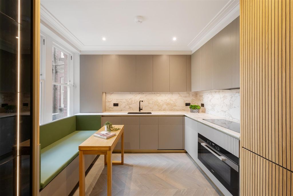 Property photo 3 of 31 33 Drayton Court Lo-8.Jpg