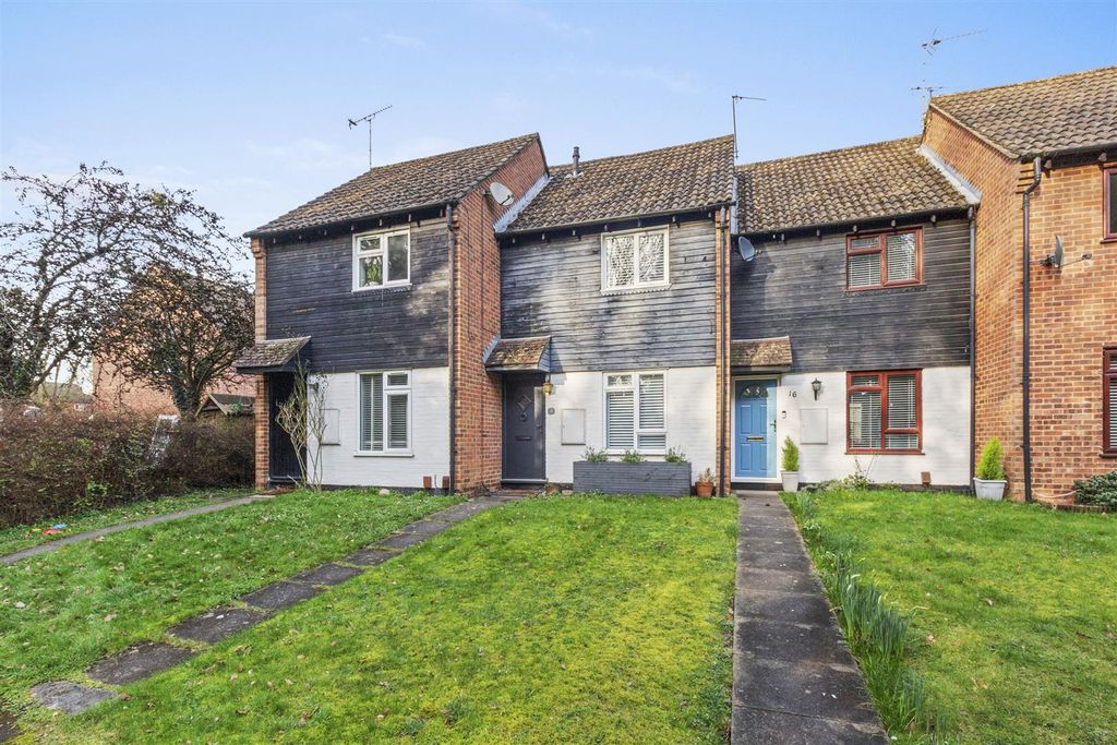 Property photo 1 of 15 15 Portway Drive, Hp12 4Au-2.Jpg