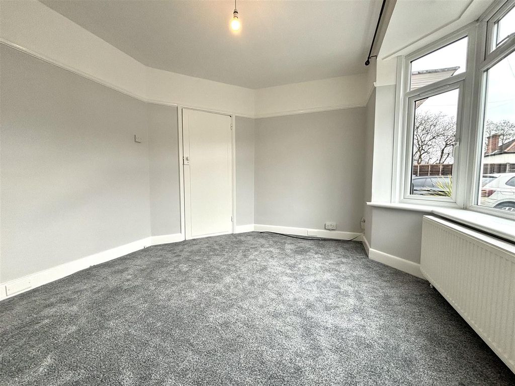 Property photo 2 of 11 Lounge