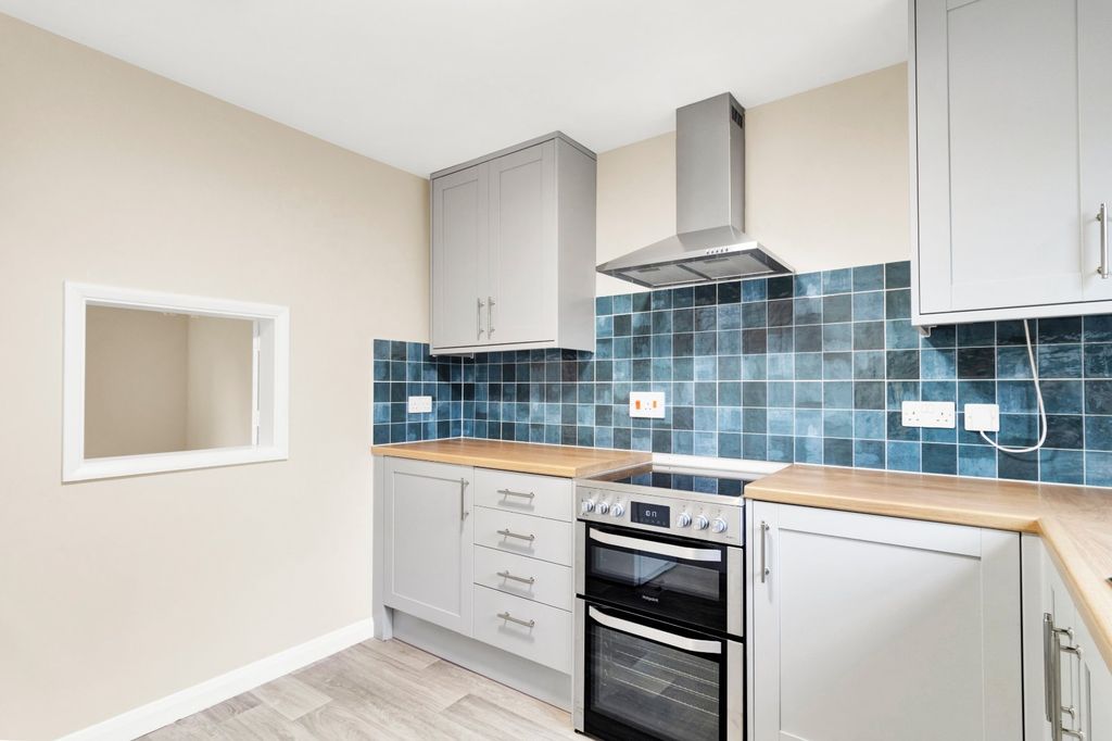 Property photo 3 of 14 Kitchen