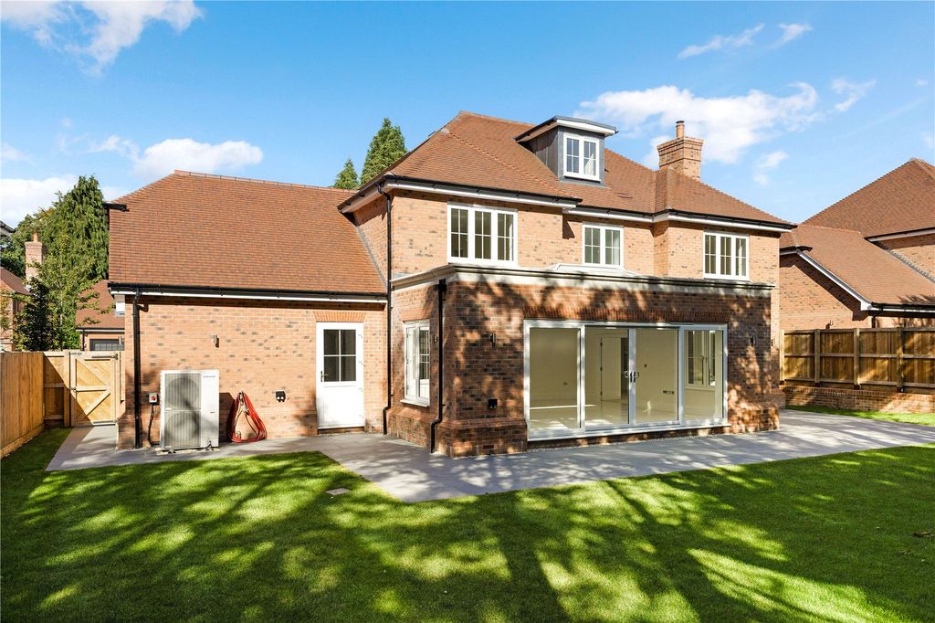 Property photo 3 of 16 Hudson Gardens